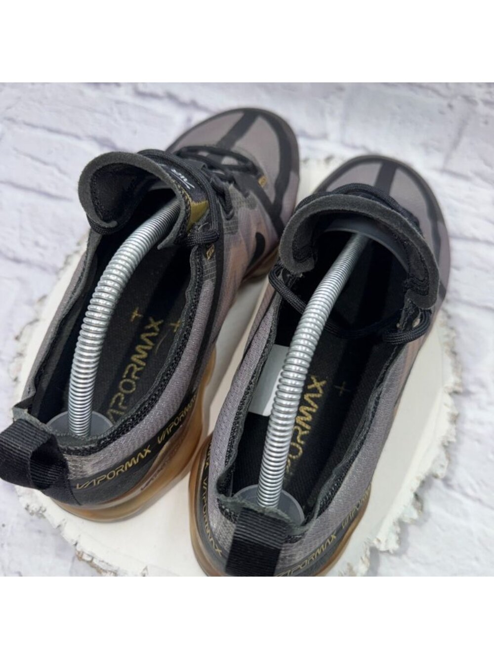 Nike Air Vapormax Black Gold Mens Size 9.5 Running Shoes AR6631-002 Sneakers - Picture 8 of 13